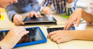 Los niños que pasan demasiado tiempo delante de una pantalla tienen un desarrollo cognitivo más lento, afirma un estudio. Foto: TIC Beat 