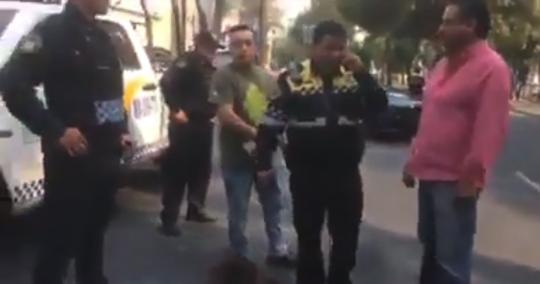 Una mujer fue atropellada por una patrulla y el policía no fue detenido. Foto: Captura de pantalla