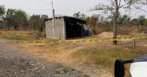 Las primeras investigaciones, señalan que una noche anterior se escucharon detonaciones en el lugar de los hechos, sin embargo, no fueron denunciados a las autoridades hasta este mediodía que se realizó el hallazgo. Foto: Pulso SLP
