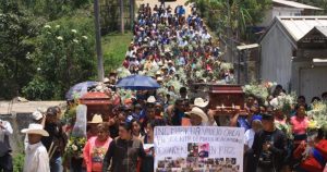 El cortejo fúnebre fue conformado por  familiares, amigos y funcionarios del Ayuntamiento de Mixtla de Altamirano. Foto: Plumas Libres