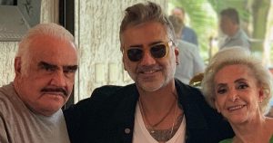 Alejandro acompañado de su padre Don Vicente y Doña Cuquita. Foto: @alexoficial, Instagram 