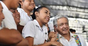 Mientras que la aprobación de AMLO ha crecido en menores de 30, entre la población que va de los 30 a los 49 años el apoyo al Presidente se ha reducido. Foto: Gobierno de la República, Cuartoscuro