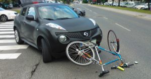 Los conductores que en su trayecto pasaron junto a ciclistas al menos una vez a la semana reportaron un comportamiento agresivo cuatro veces mayor hacia los ciclistas que los conductores que pasaron junto a ciclistas con menos frecuencia. Foto: Imagen ilustrativa, VICE. 