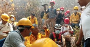 Con estas declaratorias, se activan los recursos del Fondo para la Atención de Emergencias, la cual dotará de recursos para atender las necesidades alimenticias, de abrigo y salud de la población afectada y combatientes. Foto: Twitter, @pcivilchiapas