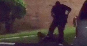 La mujer fue declarada muerta en el lugar de los hechos. La Fiscalía del condado de Harris está asistiendo con la investigación, informó la policía. Imagen tomada de video