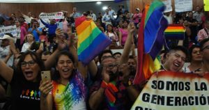 El Diputado del Partido del Trabajo (PT), mencionó que en redes sociales hay personas y grupos haciendo amenazas, incluso de muerte, en contra de personas no heterosexuales, por lo que hizo un llamado a la Secretaría de Seguridad Pública del Estado y a la Fiscalía General del Estado a que estén atentas a este tema.
Foto: Twitter vía @mijisoficial