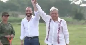 Un video que circula en redes sociales muestra el momento en que el Presidente Andrés Manuel Lopez Obrador golpeó involuntariamente a su homólogo de El Salvador Nayib Bukele. Foto: Tomada de video, Twitter