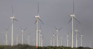 El Secretario de Medio Ambiente, Energía y Desarrollo Sustentable de Oaxaca, José Luis Calvo, dijo hace un par de años que ya se tenía asegurada una nueva inversión de 4 mil millones de dólares en parques eólicos, lo que representa el 90 por ciento de las inversiones en este estado. Foto: Jorge A. Pérez, Cuartoscuro