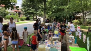 Un grupo de pequeños de Overland Park, Kansas, también instalaron un puesto de limonadas para recaudar fondos y apoyar a los niños migrantes. Foto: Especial, Telemundo