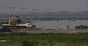 Vista del Lago Nabor Carrillo, afectado por la construcción del Nuevo Aeropuerto de la Ciudad de México. Foto: Cuartoscuro.
