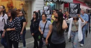 Familiares y amigos exigieron a las autoridades avances en las investigaciones. Foto: Captura de pantalla.