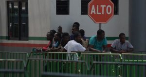 La presencia de elementos del Ejército continúa en la Estación Migratoria Siglo XXI. La llegada de migrantes provenientes de África y Haití continúan en espera de ser atendidos por los agentes migratorios. Foto: Isabel Mateos, Cuartoscuro