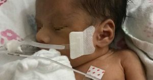 El recién nacido, quien según las autoridades fue sacado del útero de su madre Marlén Ochoa-López en abril, ha muerto, según la portavoz de la familia. Foto: Foto Cecilia López