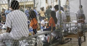 Administración Trump argumenta en una corte federal que los niños migrantes recluidos en centros de detención no necesitan artículos de aseo personal. Foto: AP