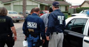 Al igual que Torres, otros grupos defensores de los inmigrantes han señalado que la política migratoria de Trump forma parte de su estrategia para infundir “miedo” en la comunidad inmigrante, sin que eso necesariamente detenga el flujo de cruces ilegales. Foto: EFE