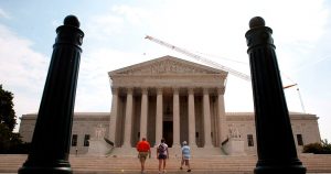 Habrá que esperar al menos hasta otoño para saber si la Corte Suprema acepta el caso. Si lo rechaza, DACA seguirá en vigor, pues así lo han decidido dos cortes de distrito. Si lo acepta, habrá que esperar en cualquier caso a su decisión definitiva sobre la legalidad de la decisión de Trump. Foto: Brendan Hoffman /EFE
