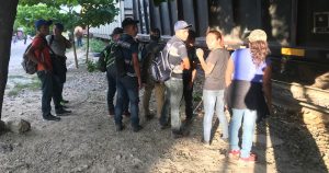 Cientos de migrantes que desean seguir su camino en tren hacia el norte, son frenados por elementos de la GN. Foto: Ángeles Mariscal/Paralelo