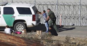 Otro grupo privado de Facebook con un aparente vínculo con la Patrulla Fronteriza ha sido utilizado para compartir publicaciones vulgares contra los migrantes y sexualmente explícitas. Foto: AP/Archivo