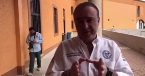 EL Alcalde Luis Alberto Villarreal reclamó a las reporteras por sus notas. Imagen tomada de video