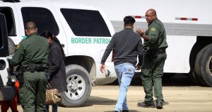 La Patrulla Fronteriza ha anunciado esta tarde que lanzará una investigación y, si descubre que algún agente ha contravenido sus reglas internas, será castigado por ello. Foto: EFE, archivo