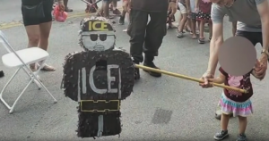 Una sede de la organización pro-Chicana Los Brown Berets fue la responsable de llevar la piñata, la cual tenía forma de Batman inicialmente, pero fue modificada para que pareciera un agente de ICE. Foto: Especial