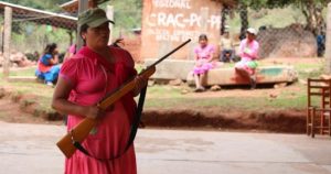 En esta comunidad nahua, son los niños y las mujeres quienes llevan las huellas indelebles de los asesinatos, desapariciones y encarcelamientos de sus papás, hermanos, tíos, primos y amigos. 
Foto: Luis Daniel, Chiapas Paralelo