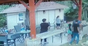 Tres adolescentes persiguieron a la familia - un padre, sus dos hijos y su hija de 6 años - al patio trasero de una casa y abrieron fuego. Imagen tomada de video