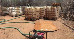 Autoridades aseguraron 48 contenedores con 46 mil litros de hidrocarburo. Foto: Proyecto Puente.