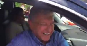 AMLO aprovechó para bromear con la prensa. Foto: Captura de pantalla.
