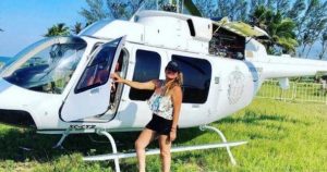 Magnolia Moreno Hernández, encargada de Finanzas, de la Secretaría de Gobierno presumió en sus redes sociales que utilizó un helicóptero oficial para ir a Costa Esmeralda. Foto: Especial.