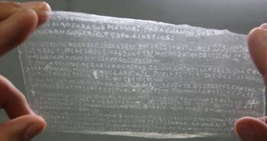 Las estrictas normas sobre el uso de teléfonos en las prisiones salvadoreñas llevaron a los reclusos a adoptar medidas desesperadas. Papel sanitario, dentífrico y medicamentos son sus instrumentos de escritura. Foto: InSight Crime