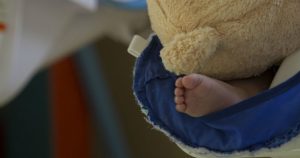 Cuando nació Alberto en 1985, el matrimonio Zune-Hertsens llevaba varios años bajo tratamiento médico para poder tener hijos. No lo consiguieron, así que decidieron adoptar. Contactaron con la asociación Hacer Puente, con base en Tournai, Bélgica, que organizaba adopciones de niños guatemaltecos para familias belgas. Todo el proceso parecía legítimo. Imagen ilustrativa. Foto: Guillermo Perea, Cuartoscuro