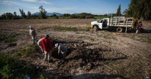 Una cuadrilla de doce trabajadores de Pemex trabaja sin descanso para clausurar tomas clandestinas en los ductos de la empresa petrolera. Foto: Isaac Esquivel, Cuartoscuro