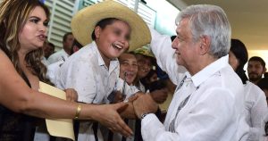 El 66 por ciento respalda a AMLO contra un 32 por ciento que lo desaprueba; mantiene los niveles, de acuerdo con encuesta de El Financiero. Foto: Cuartoscuro