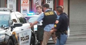 Bartram reconoció que llevaba una pistola de forma legal, pero negó haberla agitado y dijo que el hecho de que llevara guantes y un cuchillo podía explicarse porque "estaba comiendo tunas", dijo. Foto: Especial, Telemundo