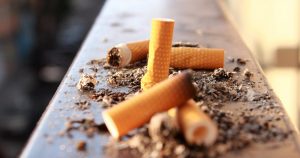 Las colillas no sólo filtran el humo, son la última barrera que retiene gran parte de las sustancias químicas dañinas de los cigarros comerciales. Los métodos existentes para procesarlas dejan residuos tóxicos. Foto: Arturo Contreras