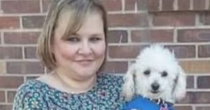 Debra Stevens se encontraba repartiendo periódicos en la madrugada del 24 de agosto en Fort Smith, Arkansas, cuando accidentalmente manejó hacia un área que se estaba inundando rápidamente. Foto: Facebook