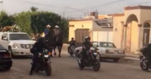 El coche fúnebre del difunto líder de Los Salazar, Sergio Alberto del Villar Suárez, alias "El Napoleón", fue acompañado por una escolta policial. Foto: InSightCrime