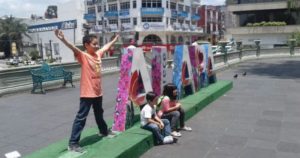 Ante la falta de la X, algunos visitantes se pararon en el lugar donde iba la letra e hicieron la posición de “X”. Foto: PlumasLibres

