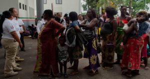 Funcionarios que forman parte del grupo de WhatsApp presentaron una denuncia anónima por la conversación ofensiva contra migrantes africanos. Foto: Isabel Mateos, Cuartoscuro.