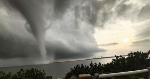  Esta mañana se registró una tromba marina en las costas del municipio de Coatzacoalcos. Foto: Plumas Libres