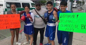 Los jóvenes pugilistas salieron al crucero del Bulevar Belisario Domínguez y el Bulevar Ciro Farrera, enfrente de Plaza Cristal, para demostrar el talento chiapaneco y pedirle a la ciudadanía apoyarlas en su sueño de representar a Chiapas. Foto: Especial, Chiapas Paralelo