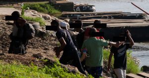 Un grupo de cubanos cruza el Suchiate, hacia Chiapas, en junio pasado. Foto: Cuartoscuro
