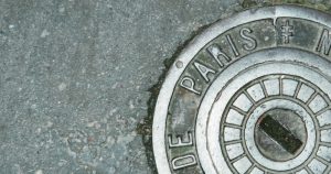 D.R. ©Bruno Newman, en El banquete de las banquetas, colección Artes de la Mirada, Artes de México, 2006.  