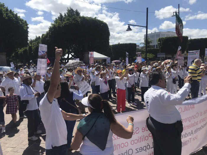 Los inconformes acudieron vestidos de blanco y con mantas, pancartas y banderas. Foto: Vania Jaramillo, Zona Franca