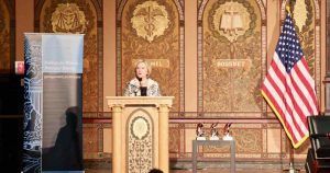 Según Clinton, Trump ha puesto en peligro al pueblo estadounidense al “anteponer sus intereses personales y políticos”. Foto: Telemundo. 