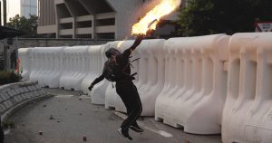 Activistas enmascarados y vestidos de negro, mezclados con familias con niños, tomaron las calles de la zona comercial de Causeway Bay. Foto: Kin Cheung, AP.