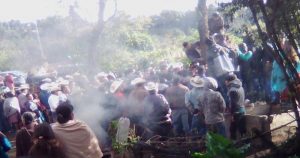 Habitantes se organizaron para detener a los presuntos secuestradores de un niño de aproximadamente 2 años. Foto: Plumas Libres. 