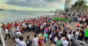 Mil 500 personas participaron en la limpieza de playas. Foto: RíoDoce.