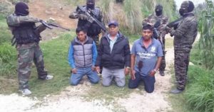 Un grupo civil de hombres fuertemente armados, encapuchados, y vestidos de ropa militar, “levantaron” el miércoles a un regidor municipal y dos policías del municipio de San Juan Chamula. Foto: ChiapasParalelo